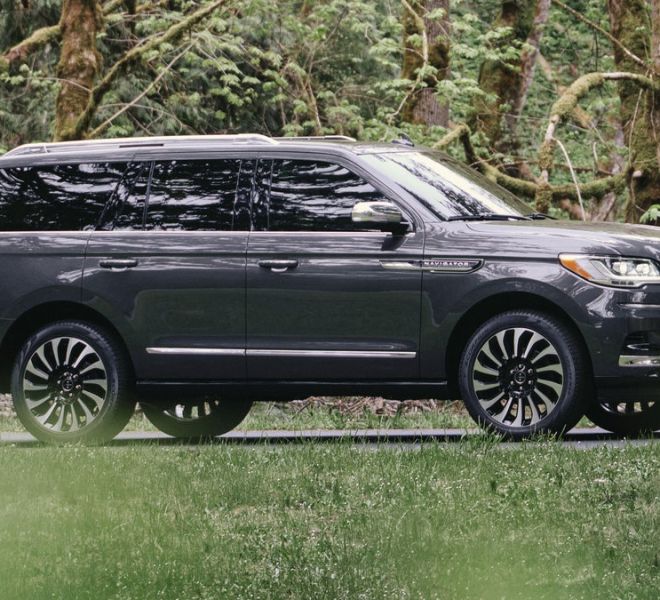2022-Lincoln-Navigator-freshens-up-with-gentle-changes-inside-and